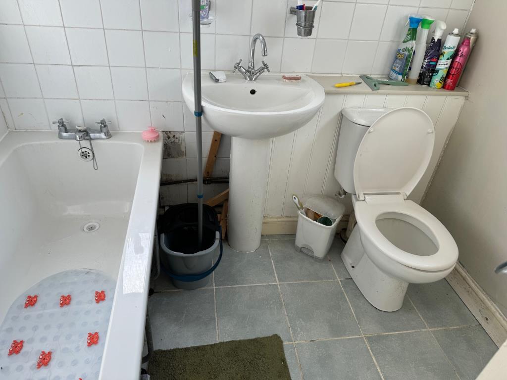 Lot: 119 - TERRACE HOUSE FOR IMPROVEMENT - Bathroom